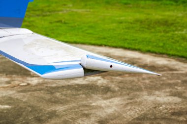 Küçük bir uçağın gövdesinin bir kısmına yakın çekim