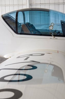 Küçük bir uçağın gövdesinin bir kısmına yakın çekim