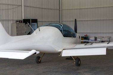 Küçük bir uçağın gövdesinin bir kısmına yakın çekim