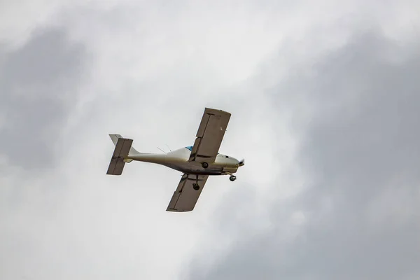 Pequeno Avião Voa Céu — Fotografia de Stock