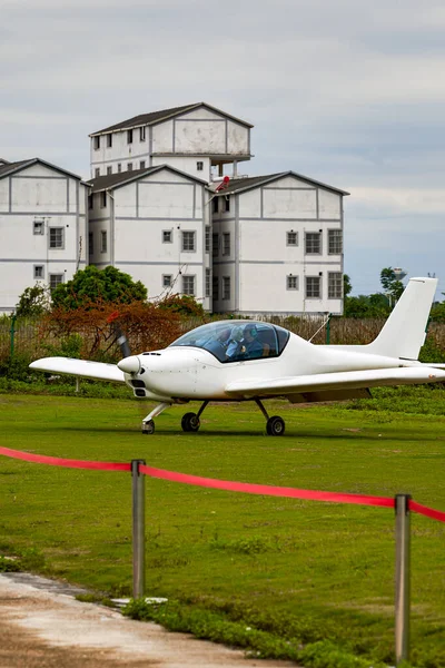 Pequeno Avião Pista Aeroporto Civil Prepara Para Descolar — Fotografia de Stock