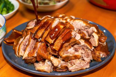 Lezzetli bir Çin yemeği, soslu ördek.