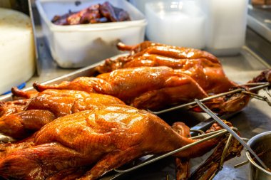 Guangdong et dükkanında taze pişmiş kızarmış ördek.