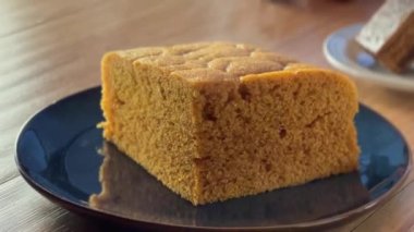 Bir parça taze ve lezzetli Mara Keki Kahverengi Şekerli Kek Yakın plan