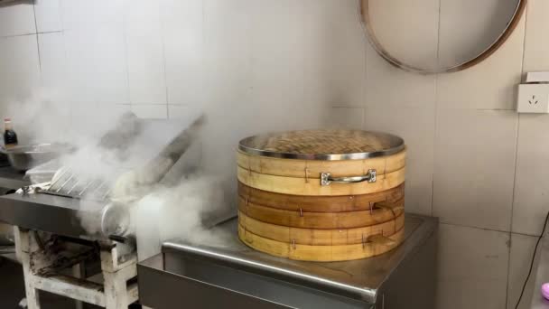 Κοντινό Πλάνο Του Ατμοκλωβού Στην Κουζίνα Για Παραδοσιακή Κινέζικη Ζαχαροπλαστική — Αρχείο Βίντεο