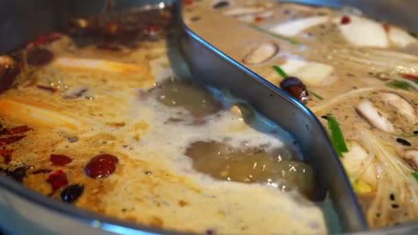 Çalkalanmış Sichuan Baharatlı Sıcak Mandarin Ördek Otu Dibi Yakın Plan — Stok video