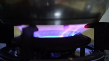 Mutfakta gaz ocağının alevi yakın plan kullanılıyor.