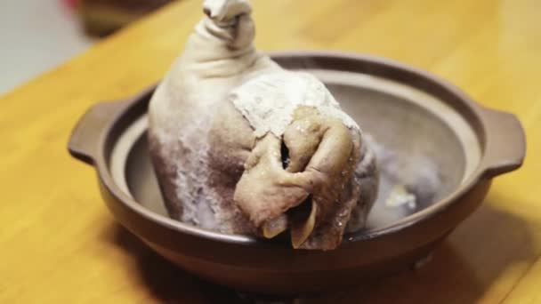 전통적 광둥어 요리인 돼지고기 요리사는 돼지고기 자르고 안에서 꺼내고 있습니다 — 비디오