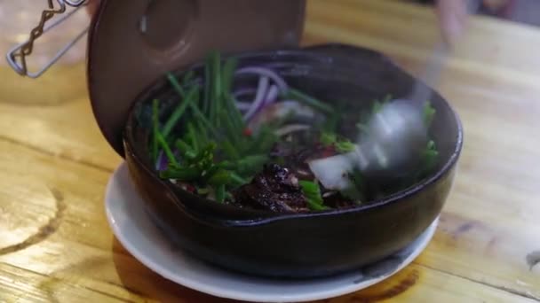 一壶美味的经典粤菜 用砂锅煮 鳗鱼用砂锅煮 — 图库视频影像