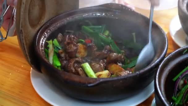 Een Pot Heerlijke Klassieke Kantonese Keuken Ovenschotel Varkensstoofschotel — Stockvideo