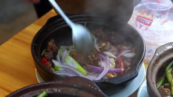 一壶美味的经典粤菜 放在火锅里 牛肉放在火锅里 — 图库视频影像