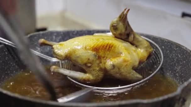 Chef Está Fazendo Pombo Assado Pombo Frito Cozinha Cantonesa Clássica — Vídeo de Stock