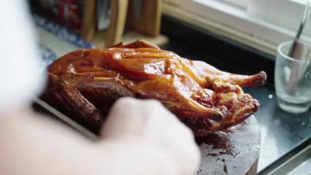 Seorang Koki Memotong Seluruh Lezat Cantonese Panggang Bebek — Stok Video