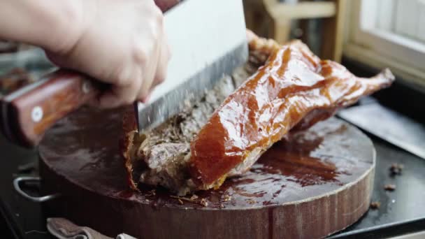 요리사가 맛있는 광둥어 구이를 자르고 있습니다 — 비디오