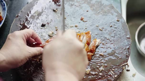 Chef Está Cortando Delicioso Pato Assado Cantonês — Vídeo de Stock