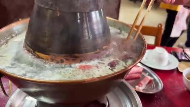 Een Persoon Eet Hete Oude Peking Schapenvlees Koperen Pot Schapenvlees — Stockvideo