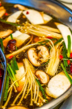 Geleneksel Çin Sichuan güvecinin dibine yakın plan, iki çeşni.