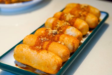Bir tabak geleneksel Sichuan çerezi, şekerli ve yağlı kekler.