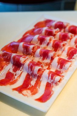 Bir tabak taze tencere, sığır eti dilimleri.