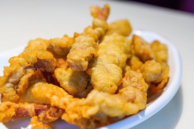 Lezzetli, çıtır çıtır bir tabağa yakın çekim.