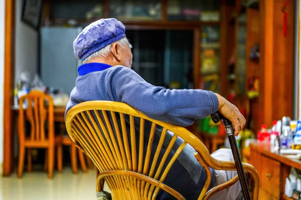 Een Oude Man Die Thuis Een Stoel Rust — Stockfoto