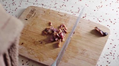 Bir şef char siu bao dolgu yapmak için char siew doğruyor.