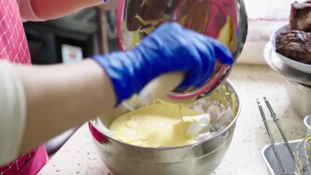 Séf Tortát Készít Habzik Tojásfehérjét Keverget — Stock videók