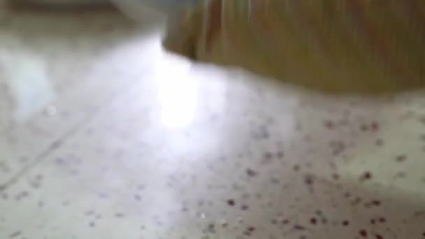 焼きたてのメープルパイナップルケーキを作るシェフ — ストック動画