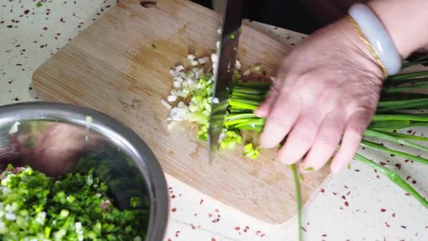 Een Chef Kok Snijdt Fijn Gesneden Groene Vulling Voor Broodjes — Stockvideo