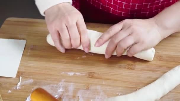 料理人がパンを作るために生地をこねている — ストック動画