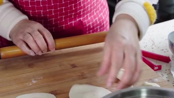 シェフが手作りでパンを作っています — ストック動画