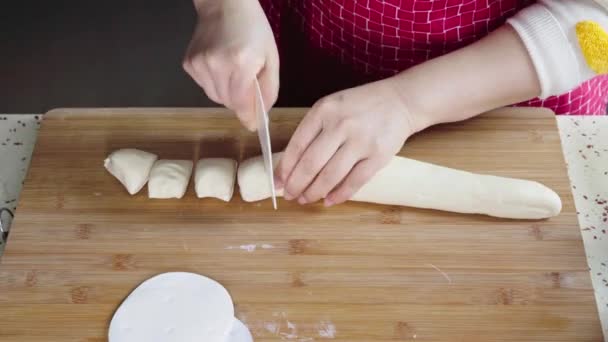 シェフが手作りでパンを作っています — ストック動画