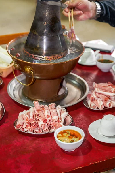 Man Eating Old Beijing Shabu Shabu Mutton Clipping Mutton Close — Stock Fotó