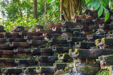 Akan su heykel peyzajı parktaki birçok taş öğütme diskinden oluşuyordu.