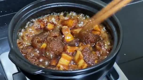 Chef Chinês Está Fazendo Carne Porco Doce Azeda Claypot — Vídeo de Stock
