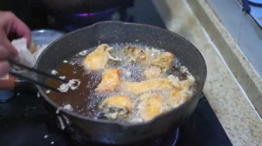 Bir şef altın sarısı ve cezbedici kızarmış balık nugget yapıyor.
