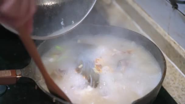 Chef Está Cozinhando Sopa Cabeça Peixe Fritando Cabeça Peixe Adicionando — Vídeo de Stock