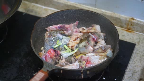 Chef Está Cozinhando Sopa Cabeça Peixe Fritando Cabeça Peixe Adicionando — Vídeo de Stock