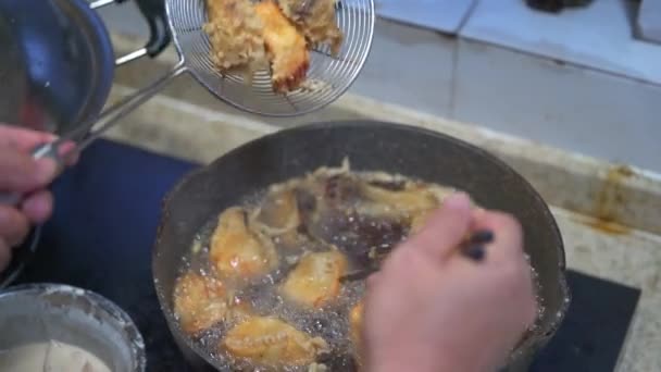 Uno Chef Sta Facendo Crocchette Pesce Fritto Dorate Allettanti — Video Stock