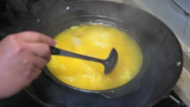 Bir şef altın bir tencere ve cazip bir balık yapıyor. Maw buğulamalı tavuk.