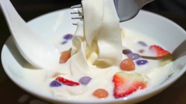 Skål Med Läcker Sydostasiatisk Dessert Taro Boll Jordgubbe Kokos Mjölk — Stockvideo