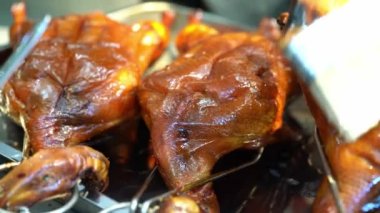 Kanton ağır ateşte pişirilmiş restoranındaki şef yeni pişmiş ördeğin yağını fırçalıyor.