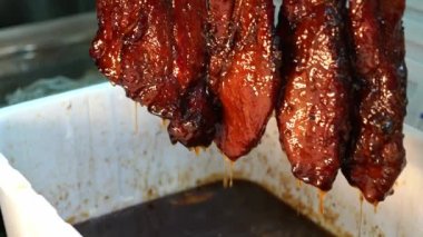 Taze Char Siu, Çin usulü domuz rostosunun mutfağında kötü kokulu sos ile kaplıdır.