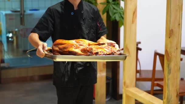 Chef Restaurante Guangdong Refogado Trouxe Dois Patos Assados Recém Assados — Vídeo de Stock