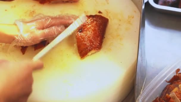 Chef Loja Carne Assada Cantonês Está Cortando Pato Assado Fresco — Vídeo de Stock