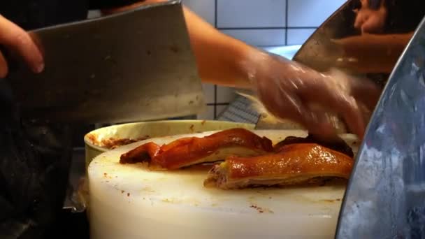 Chef Nel Negozio Carne Arrosto Cantonese Sta Tagliando Pollo Fresco — Video Stock