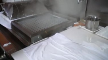 Çin pilav dükkanının mutfağında, şef pirinç rulosu yapıyor.