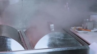 Çin pilav dükkanının mutfağında, şef pirinç rulosu yapıyor.