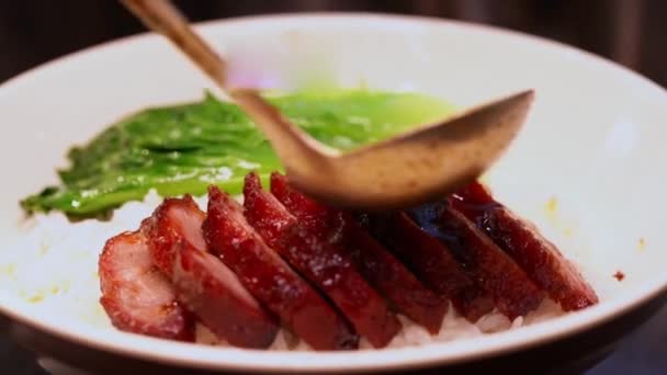 Chef Tienda Carne Cerdo Asada Cantonesa Está Cortando Carne Cerdo — Vídeos de Stock