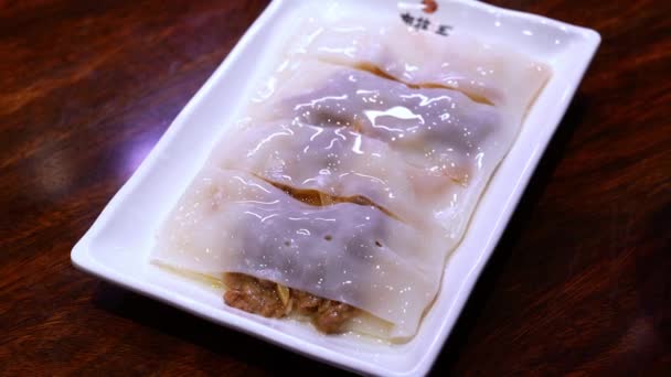 一盘鲜美的粤式米粉 配上酱油 翻译为 米粉王 — 图库视频影像
